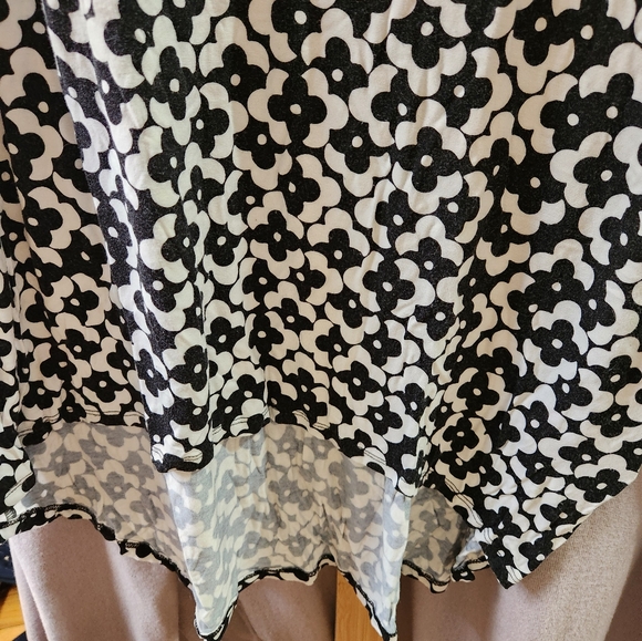 LuLaRoe Irma Top Black and white XL, EUC - Picture 3 of 4